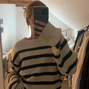 Myströja - Tröja som jag köpte en storlek störrre för att den skulle va mysig o ha! 