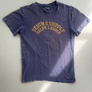 Denim & Supply T-shirt - Ralph Lauren Denim & Supply T-shirt i storlek M. Använd men i bra skick. Tveka inte att skriva ifall du undrar något!