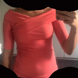 Tröja ifrån Gina tricot!🩷 - Rosa tröja med fin design ifrån Gina tricot!🩷 Som ny (har aldrig använt bara varit i garderoben). Storlek S, passar XS med!🩷