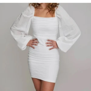 Klänning  - Använd 1 gång sen har den bara legat, vore kul om nån annan fick användning för den, jätte bekväm klänning o mjukt material  (Köpt för 600kr) 