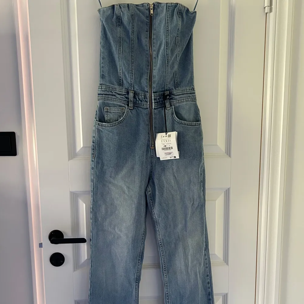 Superfin jeans jumpsuit från Pull & Bear. Jumpsuiten är endast testad, prislappen finns kvar då den ej passade mig.. Jeans & Byxor.