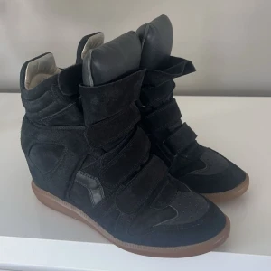 Isabel marant skor! - Säljer nu mina fina isabel marant då dem inte kommer till användning längre. Använda ca 5 gånger och är sparsamt använda, dvs inga defekter💕 box medkommer 🥰 