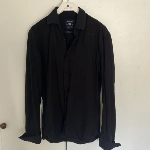 Robbie Moor tyg skjorta stl: S - Säljer nu denna Robbie Moor tyg skjorta i stl: S. Skjorta är i bra skick och är inte super mycket använd.  Passformen på den är regulat fit och jag är 190 cm (den är för lite för mig)  Vid fråga är det bara och skriva