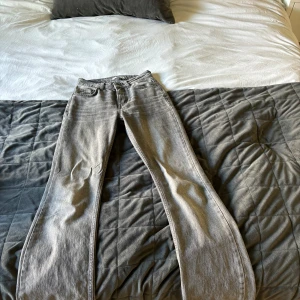 Jeans 💕 - Dessa är även ett par perfekta jeans o sy om till lågmidjat 💕 jättesnygg grå färg 💕