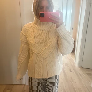 Stickad tröja - Varm stickad tröja. Perfekt för sena sommarkvällar💗