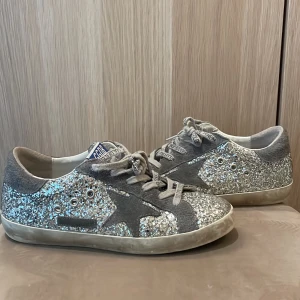 Golden goose - Jag har valt att sälja mina Golden goose då de inte kommer till använding. Har knappat användt de. Så väldigt bra skick, original pris ca 6000💓