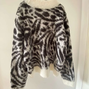 Mönsterstickadtröja - Säljer denna snygga stickade tröja från H&m i strl S💕  Säljer nu för 220kr💗 kan diskutera pris 