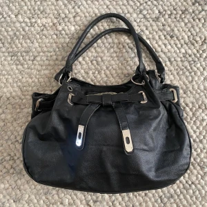 Svart handväska - Perfekt skolväska och får plats med det mesta, bra skick men inte nyskick🥰