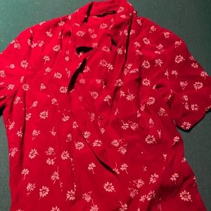Skjorta med blommor  - Röd skjorta med blommor 