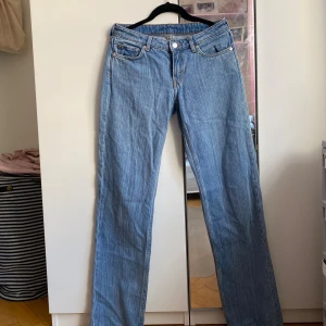 Arrow Low Waist (Weekday Jeans) - Arrow Jeans, Low Waist Straight Leg från Weekday!  Så himla snygga jeans! Sjukt bekväma, otroligt fin passform och cool tvätt på färgen 💗  Älskar dem men har tyvärr vuxit ur dem så nu är dem för små. Pris kan diskuteras vid snabb affär!  W26/L34💗