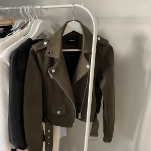 Mockajacka  - Grön mockajacka från stradivarius. Storlek S, något liten i storlek.  Väldigt fint skick då knappt använd.