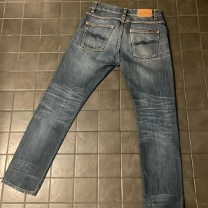 Nudie Jeans  - Ett par feta Nudie jeans i storlek W28/L30. Jeansen är slimfit/regular fit. Skick 8/10. Ett par stilrena jeans för alla tillfällen. Köpt på Nudie. - PRIS går att diskutera.