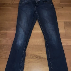 STOCKH LM - Stockh LM vintage Low wasted jeans mörkblå skin snygga i storlek 38(s) och är straight legs.
