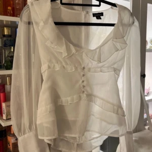 Blus - Vit blus från boohoo! I fint skick💕