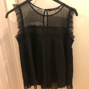 Zara blus - Blus från zara i storlek S, nyskick, säljs för 110! Pris kan diskuteras!