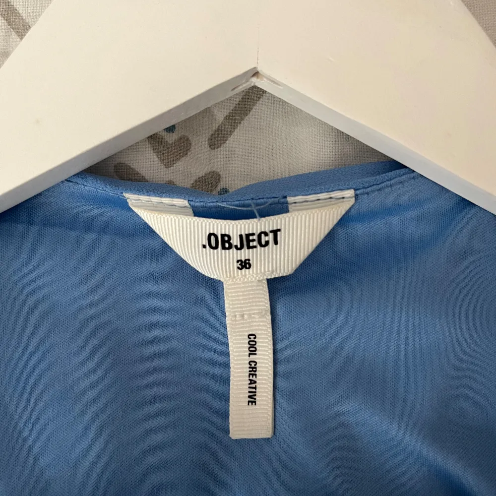 Säljer denna jättefina blå blus från Object som är köpt från Vero Moda!💙 Använd en gång och är i mycket bra skick! Blusen har en knytning du knyter själv.. Puserot.