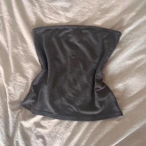 Grå bandeau topp Nakd - Söt bandeau topp från Nakd! Använd typ 3 gånger så i jättebra skick 💕 Lite större i storleken så skulle säga att den passar xxs- mindre s