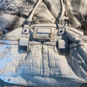 Guess väska😍😍 - Säljer denna skitsnygga guess väskan! Den är väldigt sliten men har hållt i många år❤️ Skriv för fler bilder❤️ Pris går att diskutera