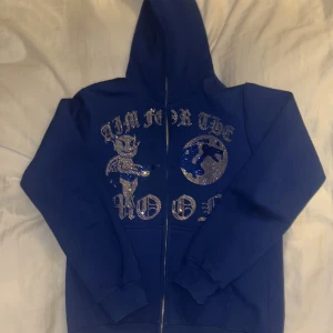 Aim For The Moon - Fullzip Tröja - Mörkblå huvtröja med fullzip från Aim For The Moon.   - Bra kvalité, knappast använd då den inte passar mig och företaget inte erbjuder returer. - Köpt för ett antal månader och har legat i garderoben sedan dess  Hör av er för mer information!    