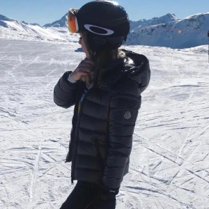 Moncler jacka  - Säljer nu min gråa moncler jacka i modellen bady giubbotto. Storlek 1 vilket ungefär motsvarar storlek 36. Sparsamt använd, inga skador på den. Köpt på nk i göteborg.