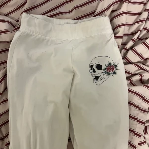 Lågmidjade ed hardy leggings💀🌺 - leggingsarna är köpta i new york och använda typ en gång! Extremt sköna och strechiga, inte genomskinliga samt super skönt typ filt material på insidan.  De är mid/lågmidjade