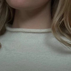 Crewneck stickad tröja - Vit mjuk stickad tröja från H&M