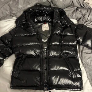 Moncler Maya  - Helt ny Moncler Maya size 3! Pris kan diskuteras vid snabb affär :)