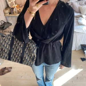 Topp - SUPER snygg topp/ tröja / blus. Finns så många andvändnings tillfällen❣️❣️💞💞. Jag kopte från plick men det var liten, så jag säljer!