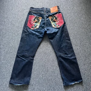 Ed Hardy Jeans - Säljer dessa riktigt feta Ed Hardy jeans då jag inte använder längre. Lite slitage längst ner på byxan annars är de i bra skick. Pris går att diskutera!