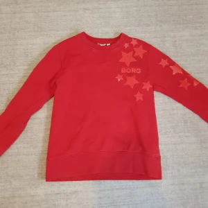 cool tröja - cool röd tröja från björn borg med snygga stjärnor på, använt 1-2 gånger därav säljer jag den nu, skulle säga att den inte har några slitage alls och att den fortfarande är som ny🙌🏼