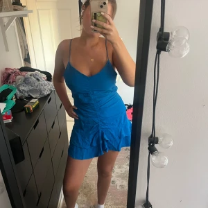 Super söt blå klänning! - Super fin blå färg och snygg i ryggen!