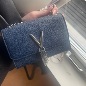 Valentino väska - Säljer nu min fina Valentino väska som är marinblå💙   Pris går att diskutera!!💙