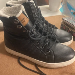 Vinter skor/boots/kängor - Ett par svarta vinter kängor från Everest.  Skulle säga att de är i fint skick- se bilder.❄️ Pris är helt diskuterbart vill bara får dem sålda!