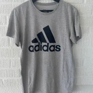 T-shirt från adidas Mycket bra skick😊