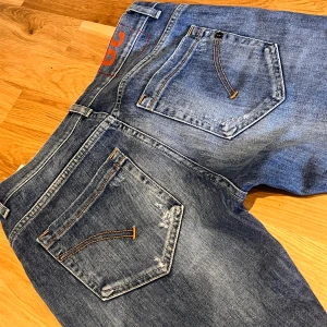 Dondup george - Blå jeans från dondup med slitningar. Modellen george, helt nya tags finns kvar. Storlek w29