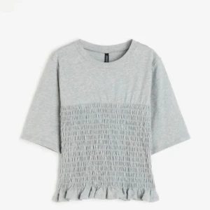 Topp från hm - Säljer denna topp från hm då jag inte använder den💞