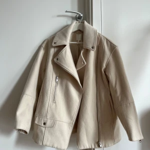 H&M bikerjacka - Snygg tyg jacka från H&M. Storlek XS. 