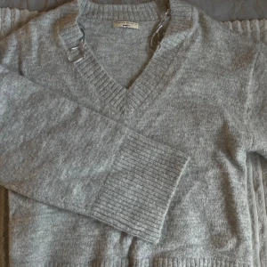 Stickad tröja - Ljusgrå stickad tröja från gina, den är använd några gånger men tröjan är i jättebra skick helt utan defekter. 