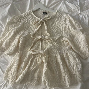 Blus med knytning  - Bra skick