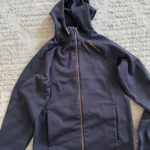 Peak performance tjocktröja - Storlek S  Fin unik lila herr tröja till salu i fint skick 