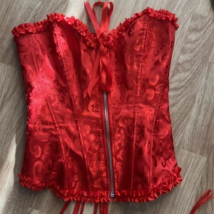 Röd korsett - Fin röd korsett, använd en gång, jätte fin men blivit för liten för mig. 