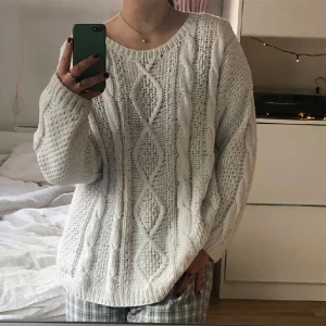 Vit kabelstickad tröja - Säljder denna vita kabelstickade tröjan, köpt secondhand! Använd enstaka gånger, tröjan har en liten fläck som jag kan skicka bild på privat! Hittar ej storlek någonstans man kan gissa på M/L! Priset kan alltid diskuteras!! Frakt ligger på 30 kr!