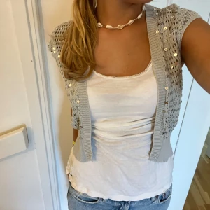 Silvrig stickad bolero med paljetter🩶🩶 - Jättefin bolero som passar perfekt till finare tillfällen🩶🩶🤍