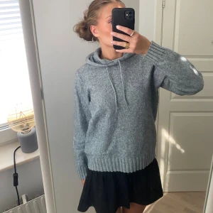 Stickad hoodie - Säljer denna snygga stickad hoodien💕 Super snygg till hösten. Jag vet tyvärr inte vart den är ifrån för lappen är bortklippt och passar mig som brukar ha S