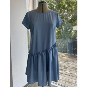 Blå klänning - Kort blå klänning i mycket bra skick.