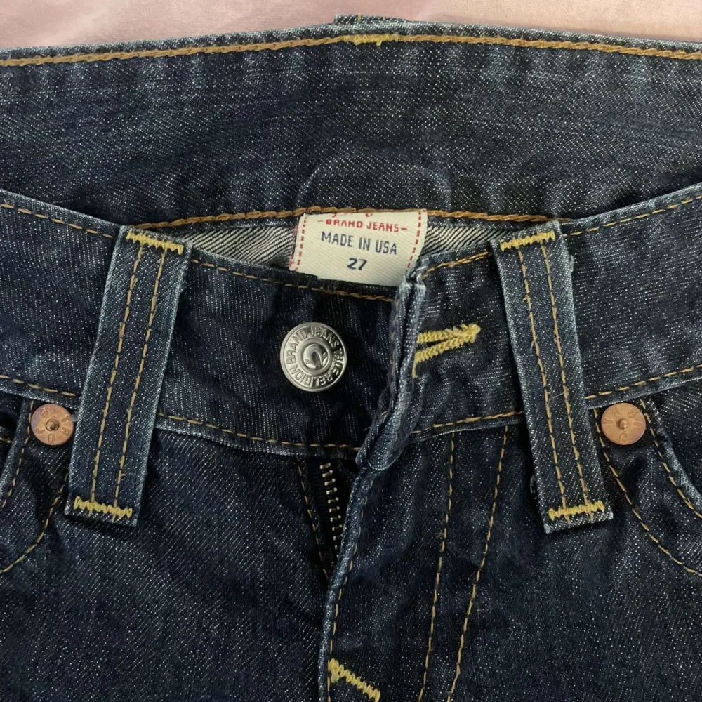 Säljer dessa as fina lowrise bootcut true religion jeansen i storlek 27!! Midjemåttet är ca 37 cm rakt över och innerbenslängd är 84 cm och byxorna är i perfekt skick<3. Jeans & Byxor.