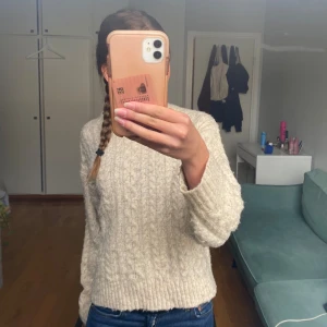 Stickad tröja - Superfin stickad tröja i strl xs från mango, perfekt till hösten. Använd men i väldigt fint skick. 