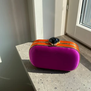 Clutch - Jättefin liten clutch, lite sliten på baksidan (sista bilden)! Annars i jättefint skick! 