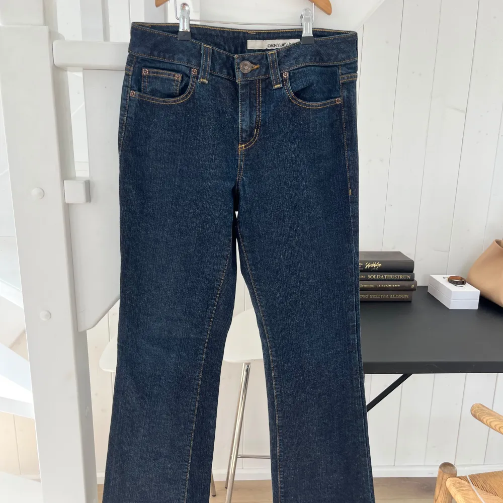 Ett par mörkblåa jeans i bra kvalite. Skulle säga storlek 38.. Jeans & Byxor.