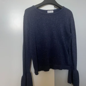 Glittrig långärmad blus - En fin blus från H&M i strl 158/164. Den är i bra skick och knappt använd.🎉